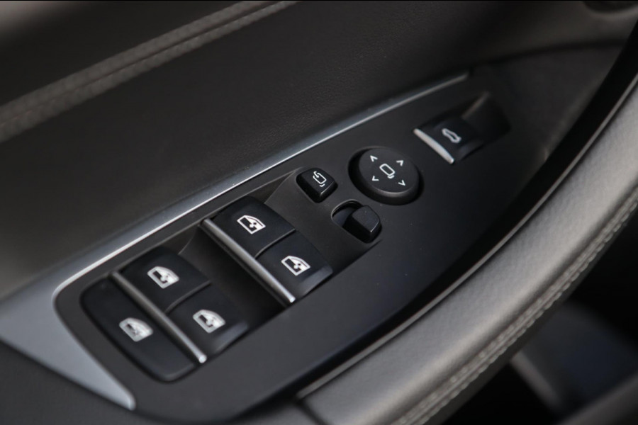 BMW X4 XDrive30i / PANODAK / KEYLESS / HUD / CAMERA / DODEHOEK / STUUR+STOELVERW BMW X4 XDrive30i / PANODAK / KEYLESS / HUD / CAMERA / DODEHOEK / STUUR+STOELVERW