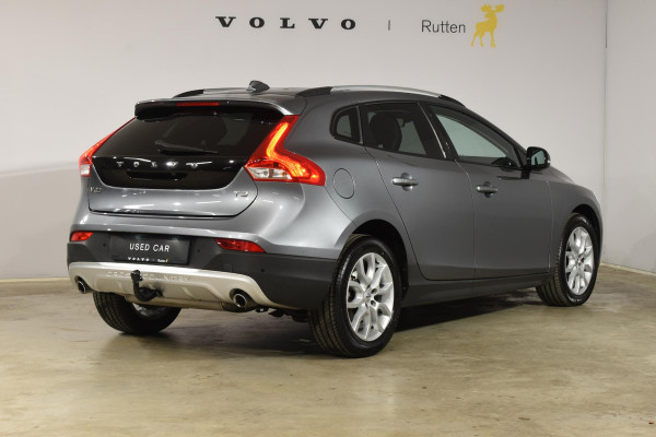 Volvo V40 Cross Country T3 152PK Polar+ Luxury Automaat / Navigatie / Trekhaak / Leren bekleding / Stoelverwarming / Parkeersensoren v+a / Panoramadak / Achteruitrijcamera / Privacy Glass Volvo V40 Cross Country T3 152PK Polar+ Luxury Automaat / Navigatie / Trekhaak / Leren bekleding / Stoelverwarming / Parkeersensoren v+a / Panoramadak / Achteruitrijcamera / Privacy Glass