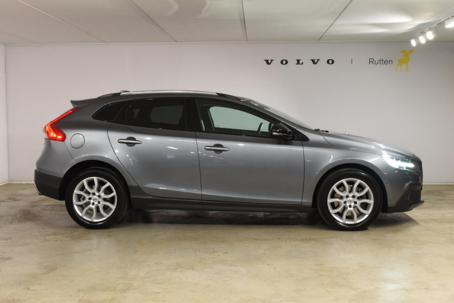 Volvo V40 Cross Country T3 152PK Polar+ Luxury Automaat / Navigatie / Trekhaak / Leren bekleding / Stoelverwarming / Parkeersensoren v+a / Panoramadak / Achteruitrijcamera / Privacy Glass Volvo V40 Cross Country T3 152PK Polar+ Luxury Automaat / Navigatie / Trekhaak / Leren bekleding / Stoelverwarming / Parkeersensoren v+a / Panoramadak / Achteruitrijcamera / Privacy Glass