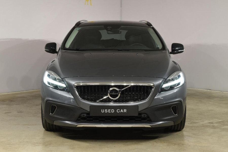 Volvo V40 Cross Country T3 152PK Polar+ Luxury Automaat / Navigatie / Trekhaak / Leren bekleding / Stoelverwarming / Parkeersensoren v+a / Panoramadak / Achteruitrijcamera / Privacy Glass Volvo V40 Cross Country T3 152PK Polar+ Luxury Automaat / Navigatie / Trekhaak / Leren bekleding / Stoelverwarming / Parkeersensoren v+a / Panoramadak / Achteruitrijcamera / Privacy Glass