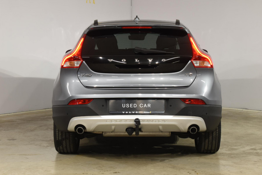 Volvo V40 Cross Country T3 152PK Polar+ Luxury Automaat / Navigatie / Trekhaak / Leren bekleding / Stoelverwarming / Parkeersensoren v+a / Panoramadak / Achteruitrijcamera / Privacy Glass Volvo V40 Cross Country T3 152PK Polar+ Luxury Automaat / Navigatie / Trekhaak / Leren bekleding / Stoelverwarming / Parkeersensoren v+a / Panoramadak / Achteruitrijcamera / Privacy Glass