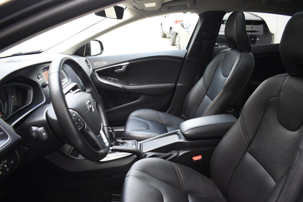Volvo V40 Cross Country T3 152PK Polar+ Luxury Automaat / Navigatie / Trekhaak / Leren bekleding / Stoelverwarming / Parkeersensoren v+a / Panoramadak / Achteruitrijcamera / Privacy Glass Volvo V40 Cross Country T3 152PK Polar+ Luxury Automaat / Navigatie / Trekhaak / Leren bekleding / Stoelverwarming / Parkeersensoren v+a / Panoramadak / Achteruitrijcamera / Privacy Glass
