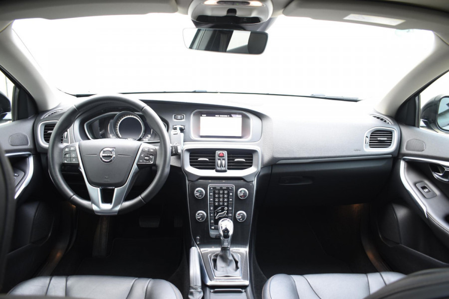 Volvo V40 Cross Country T3 152PK Polar+ Luxury Automaat / Navigatie / Trekhaak / Leren bekleding / Stoelverwarming / Parkeersensoren v+a / Panoramadak / Achteruitrijcamera / Privacy Glass Volvo V40 Cross Country T3 152PK Polar+ Luxury Automaat / Navigatie / Trekhaak / Leren bekleding / Stoelverwarming / Parkeersensoren v+a / Panoramadak / Achteruitrijcamera / Privacy Glass