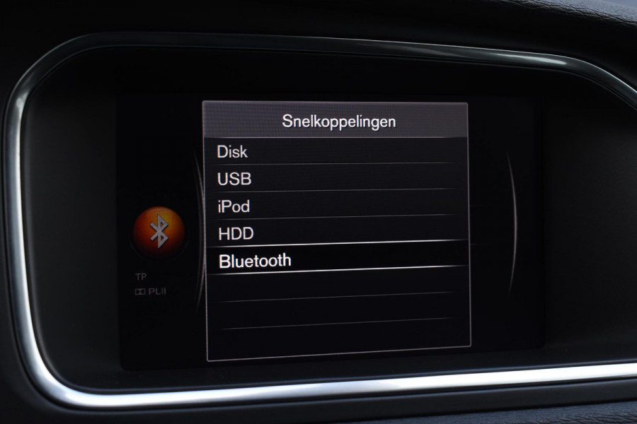 Volvo V40 Cross Country T3 152PK Polar+ Luxury Automaat / Navigatie / Trekhaak / Leren bekleding / Stoelverwarming / Parkeersensoren v+a / Panoramadak / Achteruitrijcamera / Privacy Glass Volvo V40 Cross Country T3 152PK Polar+ Luxury Automaat / Navigatie / Trekhaak / Leren bekleding / Stoelverwarming / Parkeersensoren v+a / Panoramadak / Achteruitrijcamera / Privacy Glass