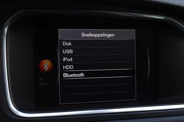 Volvo V40 Cross Country T3 152PK Polar+ Luxury Automaat / Navigatie / Trekhaak / Leren bekleding / Stoelverwarming / Parkeersensoren v+a / Panoramadak / Achteruitrijcamera / Privacy Glass Volvo V40 Cross Country T3 152PK Polar+ Luxury Automaat / Navigatie / Trekhaak / Leren bekleding / Stoelverwarming / Parkeersensoren v+a / Panoramadak / Achteruitrijcamera / Privacy Glass