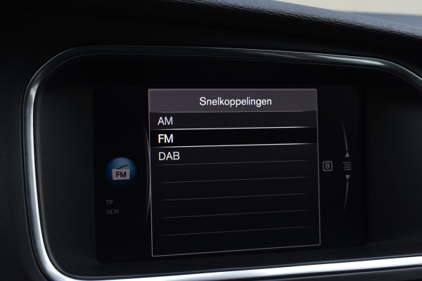 Volvo V40 Cross Country T3 152PK Polar+ Luxury Automaat / Navigatie / Trekhaak / Leren bekleding / Stoelverwarming / Parkeersensoren v+a / Panoramadak / Achteruitrijcamera / Privacy Glass Volvo V40 Cross Country T3 152PK Polar+ Luxury Automaat / Navigatie / Trekhaak / Leren bekleding / Stoelverwarming / Parkeersensoren v+a / Panoramadak / Achteruitrijcamera / Privacy Glass