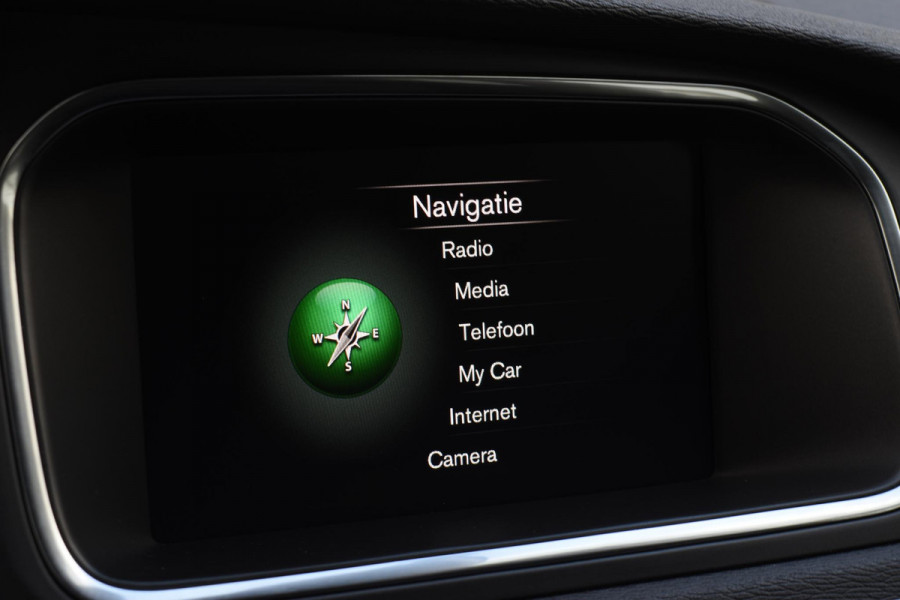 Volvo V40 Cross Country T3 152PK Polar+ Luxury Automaat / Navigatie / Trekhaak / Leren bekleding / Stoelverwarming / Parkeersensoren v+a / Panoramadak / Achteruitrijcamera / Privacy Glass Volvo V40 Cross Country T3 152PK Polar+ Luxury Automaat / Navigatie / Trekhaak / Leren bekleding / Stoelverwarming / Parkeersensoren v+a / Panoramadak / Achteruitrijcamera / Privacy Glass