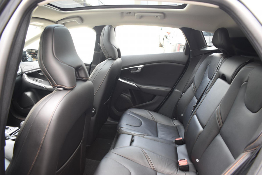 Volvo V40 Cross Country T3 152PK Polar+ Luxury Automaat / Navigatie / Trekhaak / Leren bekleding / Stoelverwarming / Parkeersensoren v+a / Panoramadak / Achteruitrijcamera / Privacy Glass Volvo V40 Cross Country T3 152PK Polar+ Luxury Automaat / Navigatie / Trekhaak / Leren bekleding / Stoelverwarming / Parkeersensoren v+a / Panoramadak / Achteruitrijcamera / Privacy Glass