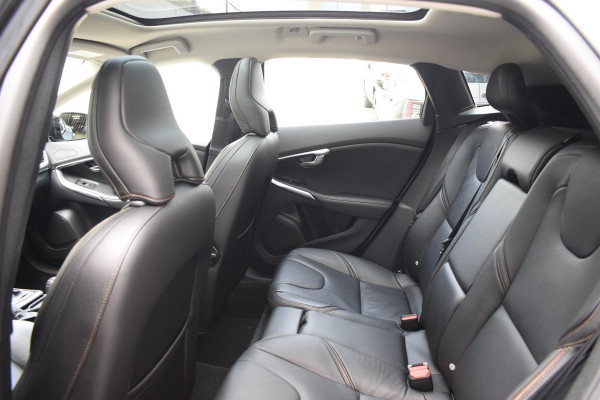 Volvo V40 Cross Country T3 152PK Polar+ Luxury Automaat / Navigatie / Trekhaak / Leren bekleding / Stoelverwarming / Parkeersensoren v+a / Panoramadak / Achteruitrijcamera / Privacy Glass Volvo V40 Cross Country T3 152PK Polar+ Luxury Automaat / Navigatie / Trekhaak / Leren bekleding / Stoelverwarming / Parkeersensoren v+a / Panoramadak / Achteruitrijcamera / Privacy Glass