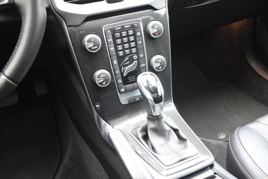 Volvo V40 Cross Country T3 152PK Polar+ Luxury Automaat / Navigatie / Trekhaak / Leren bekleding / Stoelverwarming / Parkeersensoren v+a / Panoramadak / Achteruitrijcamera / Privacy Glass Volvo V40 Cross Country T3 152PK Polar+ Luxury Automaat / Navigatie / Trekhaak / Leren bekleding / Stoelverwarming / Parkeersensoren v+a / Panoramadak / Achteruitrijcamera / Privacy Glass