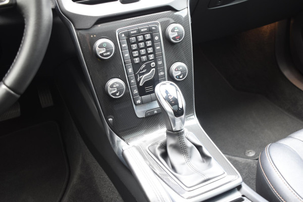 Volvo V40 Cross Country T3 152PK Polar+ Luxury Automaat / Navigatie / Trekhaak / Leren bekleding / Stoelverwarming / Parkeersensoren v+a / Panoramadak / Achteruitrijcamera / Privacy Glass Volvo V40 Cross Country T3 152PK Polar+ Luxury Automaat / Navigatie / Trekhaak / Leren bekleding / Stoelverwarming / Parkeersensoren v+a / Panoramadak / Achteruitrijcamera / Privacy Glass