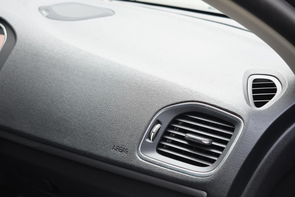 Volvo V40 Cross Country T3 152PK Polar+ Luxury Automaat / Navigatie / Trekhaak / Leren bekleding / Stoelverwarming / Parkeersensoren v+a / Panoramadak / Achteruitrijcamera / Privacy Glass Volvo V40 Cross Country T3 152PK Polar+ Luxury Automaat / Navigatie / Trekhaak / Leren bekleding / Stoelverwarming / Parkeersensoren v+a / Panoramadak / Achteruitrijcamera / Privacy Glass