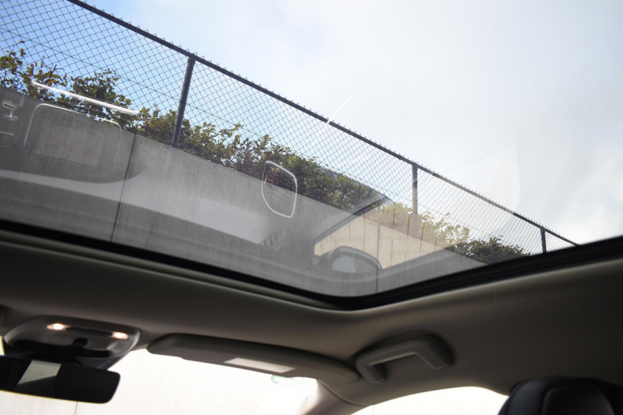 Volvo V40 Cross Country T3 152PK Polar+ Luxury Automaat / Navigatie / Trekhaak / Leren bekleding / Stoelverwarming / Parkeersensoren v+a / Panoramadak / Achteruitrijcamera / Privacy Glass Volvo V40 Cross Country T3 152PK Polar+ Luxury Automaat / Navigatie / Trekhaak / Leren bekleding / Stoelverwarming / Parkeersensoren v+a / Panoramadak / Achteruitrijcamera / Privacy Glass