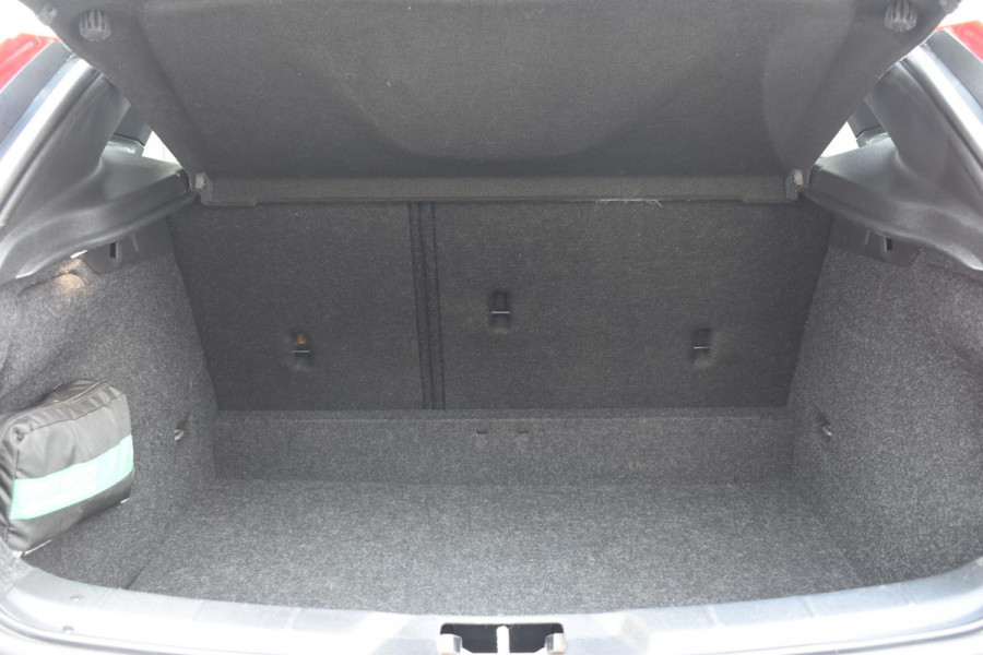 Volvo V40 Cross Country T3 152PK Polar+ Luxury Automaat / Navigatie / Trekhaak / Leren bekleding / Stoelverwarming / Parkeersensoren v+a / Panoramadak / Achteruitrijcamera / Privacy Glass Volvo V40 Cross Country T3 152PK Polar+ Luxury Automaat / Navigatie / Trekhaak / Leren bekleding / Stoelverwarming / Parkeersensoren v+a / Panoramadak / Achteruitrijcamera / Privacy Glass