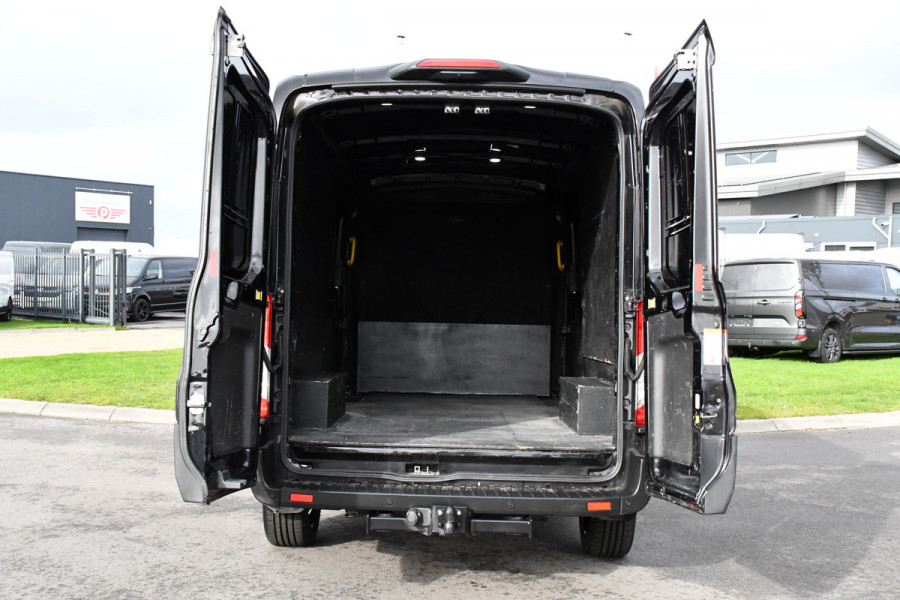 Ford Transit 350 2.0 TDCI L3H2 RWD Black Edition Adaptieve Cruise, Camera, 3500kg Trekhaak, 2 x Schuifdeur, Carplay, Xenon, 165pk, Automaat, Uniek! Ford Transit 350 2.0 TDCI L3H2 RWD Black Edition Adaptieve Cruise, Camera, 3500kg Trekhaak, 2 x Schuifdeur, Carplay, Xenon, 165pk, Automaat, Uniek!