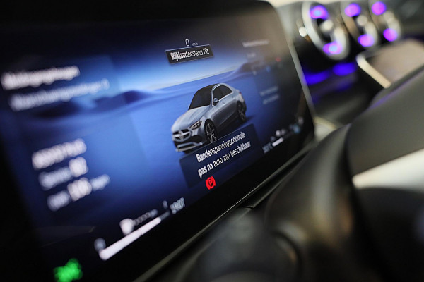 Mercedes-Benz C-Klasse 300 e AMG 63 Look / Camera / Acc / Lane Assist / F1 / Verwarming 4x / Leder / Open Pano / Dode Hoek / 20 In Mercedes-Benz C-Klasse 300 e AMG 63 Look / Camera / Acc / Lane Assist / F1 / Verwarming 4x / Leder / Open Pano / Dode Hoek / 20 In