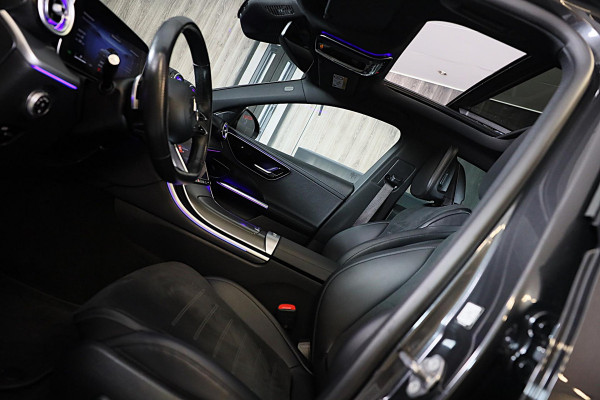 Mercedes-Benz C-Klasse 300 e AMG 63 Look / Camera / Acc / Lane Assist / F1 / Verwarming 4x / Leder / Open Pano / Dode Hoek / 20 In Mercedes-Benz C-Klasse 300 e AMG 63 Look / Camera / Acc / Lane Assist / F1 / Verwarming 4x / Leder / Open Pano / Dode Hoek / 20 In