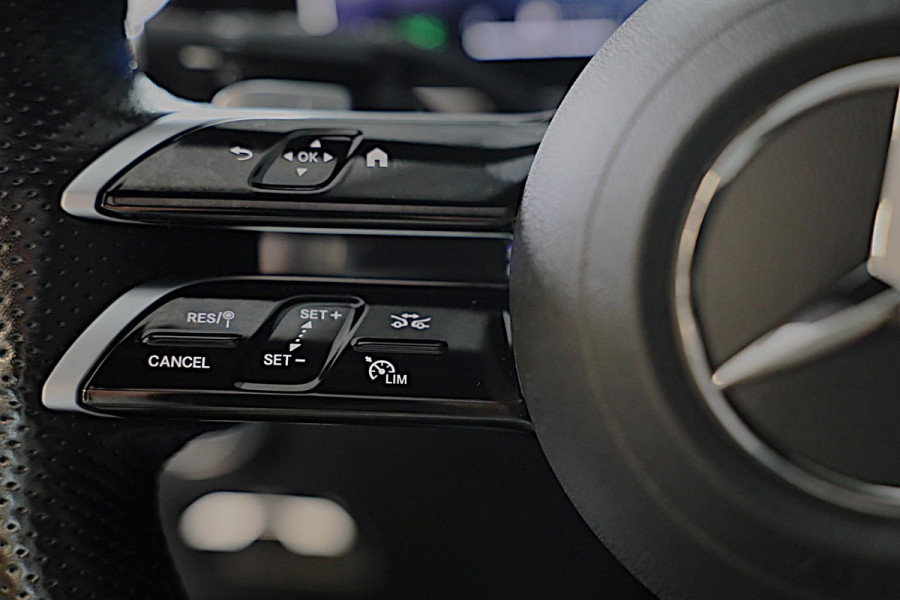 Mercedes-Benz C-Klasse 300 e AMG 63 Look / Camera / Acc / Lane Assist / F1 / Verwarming 4x / Leder / Open Pano / Dode Hoek / 20 In Mercedes-Benz C-Klasse 300 e AMG 63 Look / Camera / Acc / Lane Assist / F1 / Verwarming 4x / Leder / Open Pano / Dode Hoek / 20 In