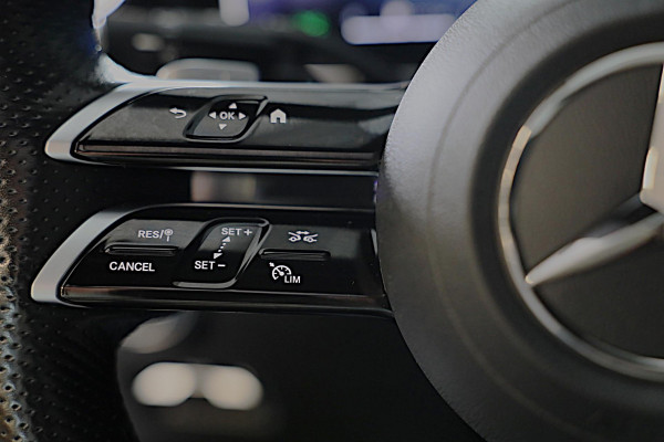 Mercedes-Benz C-Klasse 300 e AMG 63 Look / Camera / Acc / Lane Assist / F1 / Verwarming 4x / Leder / Open Pano / Dode Hoek / 20 In Mercedes-Benz C-Klasse 300 e AMG 63 Look / Camera / Acc / Lane Assist / F1 / Verwarming 4x / Leder / Open Pano / Dode Hoek / 20 In