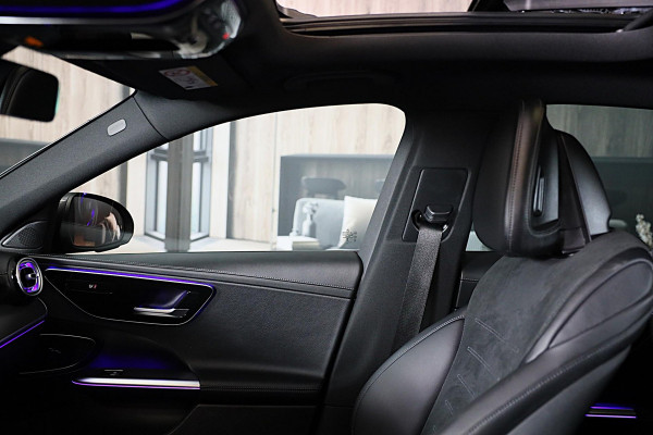 Mercedes-Benz C-Klasse 300 e AMG 63 Look / Camera / Acc / Lane Assist / F1 / Verwarming 4x / Leder / Open Pano / Dode Hoek / 20 In Mercedes-Benz C-Klasse 300 e AMG 63 Look / Camera / Acc / Lane Assist / F1 / Verwarming 4x / Leder / Open Pano / Dode Hoek / 20 In