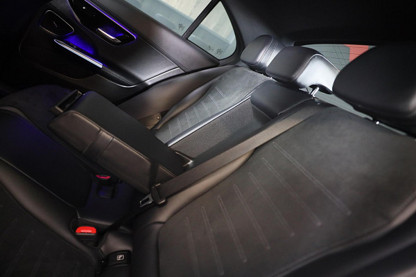 Mercedes-Benz C-Klasse 300 e AMG 63 Look / Camera / Acc / Lane Assist / F1 / Verwarming 4x / Leder / Open Pano / Dode Hoek / 20 In Mercedes-Benz C-Klasse 300 e AMG 63 Look / Camera / Acc / Lane Assist / F1 / Verwarming 4x / Leder / Open Pano / Dode Hoek / 20 In