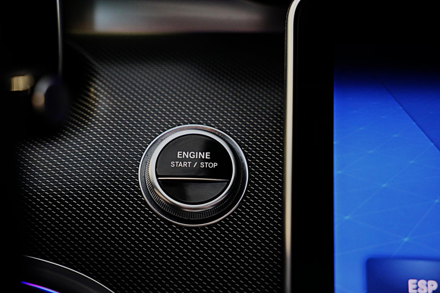 Mercedes-Benz C-Klasse 300 e AMG 63 Look / Camera / Acc / Lane Assist / F1 / Verwarming 4x / Leder / Open Pano / Dode Hoek / 20 In Mercedes-Benz C-Klasse 300 e AMG 63 Look / Camera / Acc / Lane Assist / F1 / Verwarming 4x / Leder / Open Pano / Dode Hoek / 20 In