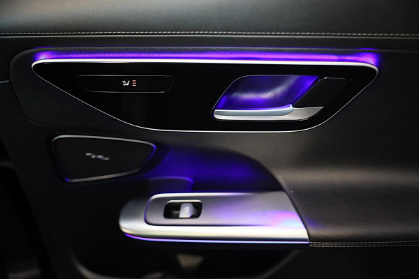 Mercedes-Benz C-Klasse 300 e AMG 63 Look / Camera / Acc / Lane Assist / F1 / Verwarming 4x / Leder / Open Pano / Dode Hoek / 20 In Mercedes-Benz C-Klasse 300 e AMG 63 Look / Camera / Acc / Lane Assist / F1 / Verwarming 4x / Leder / Open Pano / Dode Hoek / 20 In