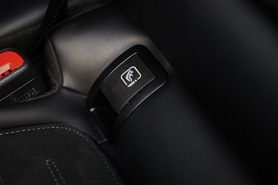 Mercedes-Benz C-Klasse 300 e AMG 63 Look / Camera / Acc / Lane Assist / F1 / Verwarming 4x / Leder / Open Pano / Dode Hoek / 20 In Mercedes-Benz C-Klasse 300 e AMG 63 Look / Camera / Acc / Lane Assist / F1 / Verwarming 4x / Leder / Open Pano / Dode Hoek / 20 In