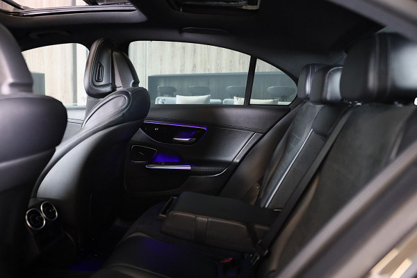 Mercedes-Benz C-Klasse 300 e AMG 63 Look / Camera / Acc / Lane Assist / F1 / Verwarming 4x / Leder / Open Pano / Dode Hoek / 20 In Mercedes-Benz C-Klasse 300 e AMG 63 Look / Camera / Acc / Lane Assist / F1 / Verwarming 4x / Leder / Open Pano / Dode Hoek / 20 In