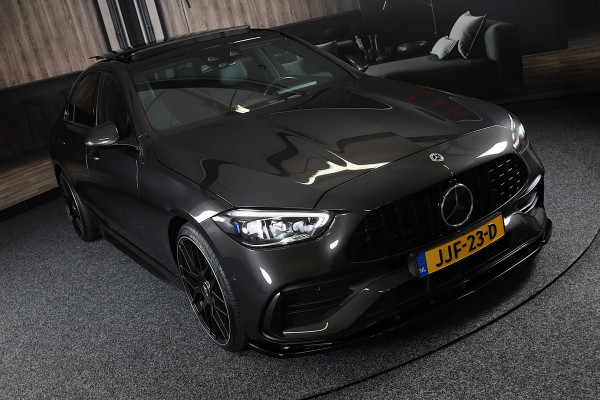 Mercedes-Benz C-Klasse 300 e AMG 63 Look / Camera / Acc / Lane Assist / F1 / Verwarming 4x / Leder / Open Pano / Dode Hoek / 20 In Mercedes-Benz C-Klasse 300 e AMG 63 Look / Camera / Acc / Lane Assist / F1 / Verwarming 4x / Leder / Open Pano / Dode Hoek / 20 In