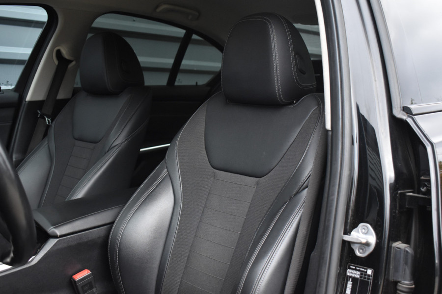 BMW 3 Serie 330e High Executive Shadow Line | ACC | 19'' M Wielen | Stuur + Stoelverwarming | CarPlay | Live Cockpit Pro | BMW 3 Serie 330e High Executive Shadow Line | ACC | 19'' M Wielen | Stuur + Stoelverwarming | CarPlay | Live Cockpit Pro |