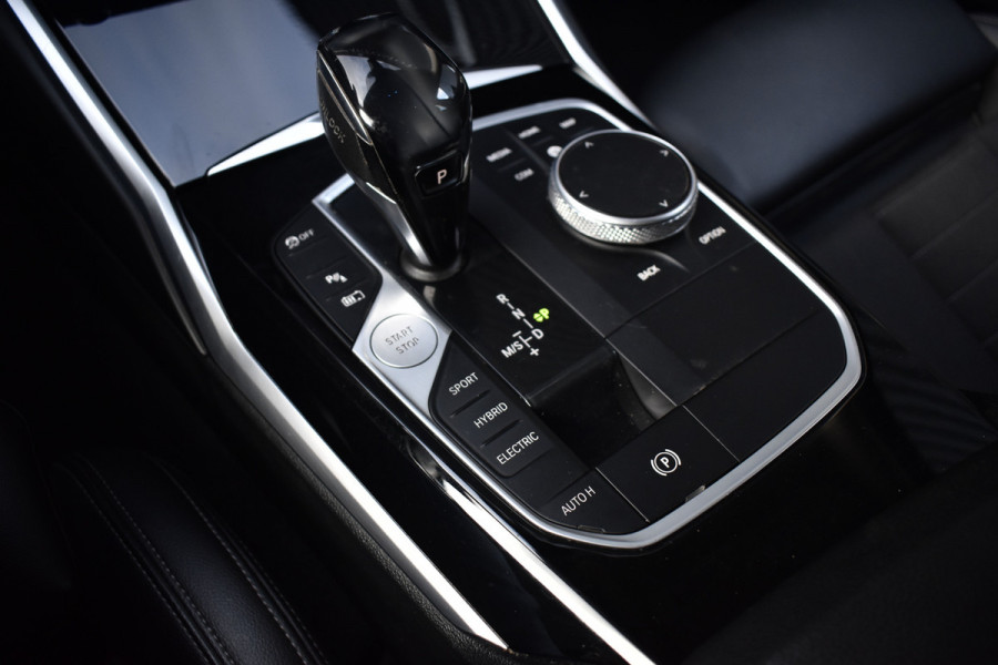 BMW 3 Serie 330e High Executive Shadow Line | ACC | 19'' M Wielen | Stuur + Stoelverwarming | CarPlay | Live Cockpit Pro | BMW 3 Serie 330e High Executive Shadow Line | ACC | 19'' M Wielen | Stuur + Stoelverwarming | CarPlay | Live Cockpit Pro |