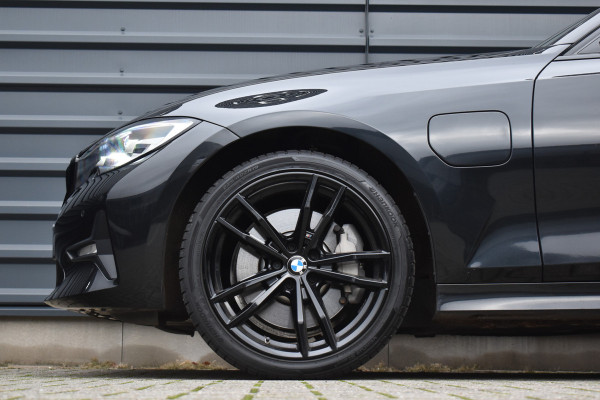 BMW 3 Serie 330e High Executive Shadow Line | ACC | 19'' M Wielen | Stuur + Stoelverwarming | CarPlay | Live Cockpit Pro | BMW 3 Serie 330e High Executive Shadow Line | ACC | 19'' M Wielen | Stuur + Stoelverwarming | CarPlay | Live Cockpit Pro |