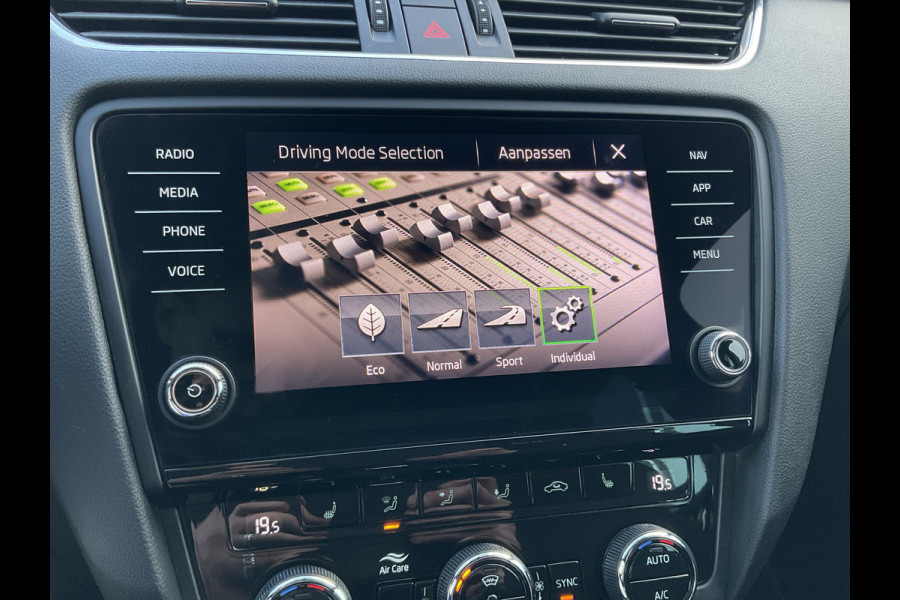 Škoda Octavia Combi 2.0 TSI RS Sportzetels Nav/Cam Carplay Stoelverw Elek.Klep Race-Blue Voll.Onderhouden! Škoda Octavia Combi 2.0 TSI RS Sportzetels Nav/Cam Carplay Stoelverw Elek.Klep Race-Blue Voll.Onderhouden!