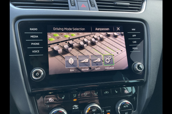 Škoda Octavia Combi 2.0 TSI RS Sportzetels Nav/Cam Carplay Stoelverw Elek.Klep Race-Blue Voll.Onderhouden! Škoda Octavia Combi 2.0 TSI RS Sportzetels Nav/Cam Carplay Stoelverw Elek.Klep Race-Blue Voll.Onderhouden!