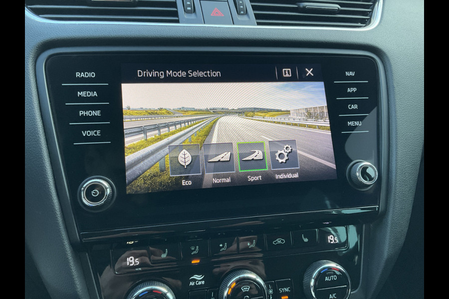 Škoda Octavia Combi 2.0 TSI RS Sportzetels Nav/Cam Carplay Stoelverw Elek.Klep Race-Blue Voll.Onderhouden! Škoda Octavia Combi 2.0 TSI RS Sportzetels Nav/Cam Carplay Stoelverw Elek.Klep Race-Blue Voll.Onderhouden!