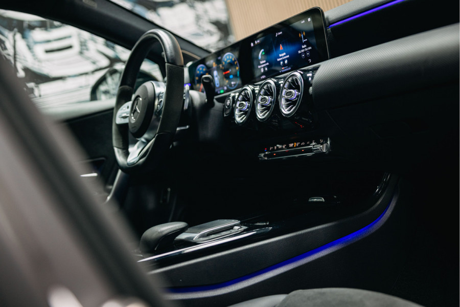 Mercedes-Benz A-Klasse 250 e | Burmester | Pano | Hybride | Matte Grijs | Head-Up | Stoelverwarming | Mercedes-Benz A-Klasse 250 e | Burmester | Pano | Hybride | Matte Grijs | Head-Up | Stoelverwarming |
