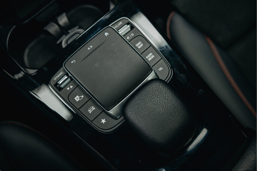 Mercedes-Benz A-Klasse 250 e | Burmester | Pano | Hybride | Matte Grijs | Head-Up | Stoelverwarming | Mercedes-Benz A-Klasse 250 e | Burmester | Pano | Hybride | Matte Grijs | Head-Up | Stoelverwarming |