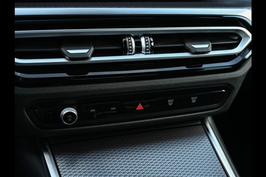 BMW 3-serie 330e | M-SPORT | SPORT SEATS | AMBIANCE INTERIEUR | ACTIVE CRUISE | DAB+ | HIFI SOUND | SHADOW-LINE | TREKHAAK | STUURVERWARMING BMW 3-serie 330e | M-SPORT | SPORT SEATS | AMBIANCE INTERIEUR | ACTIVE CRUISE | DAB+ | HIFI SOUND | SHADOW-LINE | TREKHAAK | STUURVERWARMING