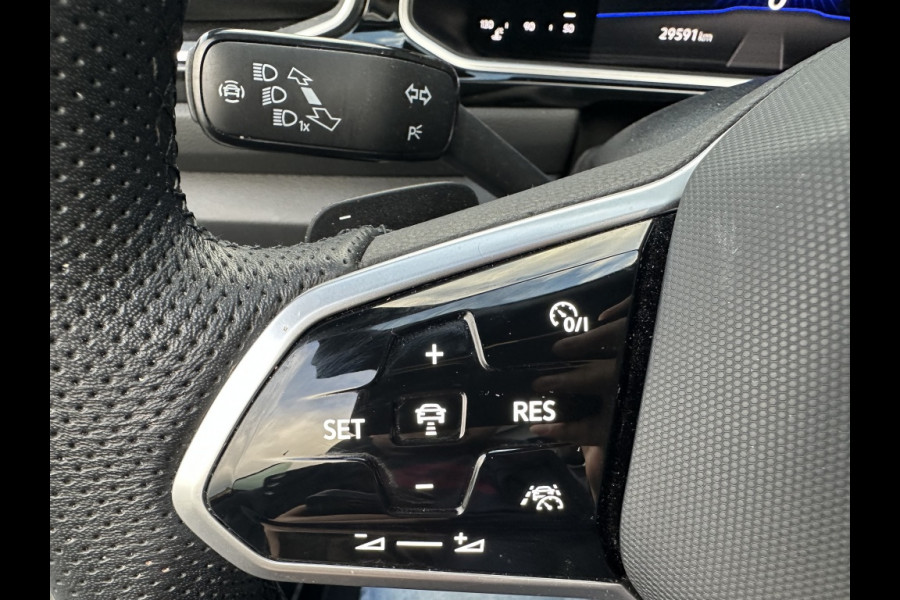 Volkswagen T-Roc Cabrio 1.5 TSI R-Line M2023 TREKHAAK CAMERA NAVI APPLE CARPLAY Volkswagen T-Roc Cabrio 1.5 TSI R-Line M2023 TREKHAAK CAMERA NAVI APPLE CARPLAY