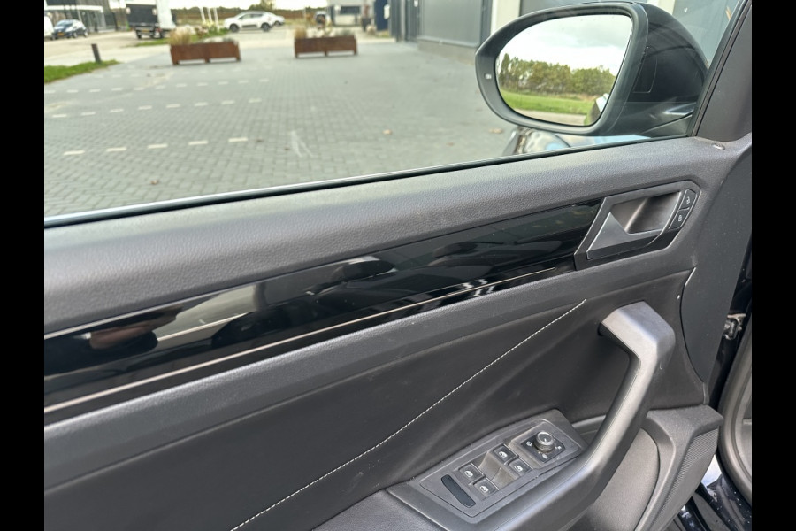 Volkswagen T-Roc Cabrio 1.5 TSI R-Line M2023 TREKHAAK CAMERA NAVI APPLE CARPLAY Volkswagen T-Roc Cabrio 1.5 TSI R-Line M2023 TREKHAAK CAMERA NAVI APPLE CARPLAY