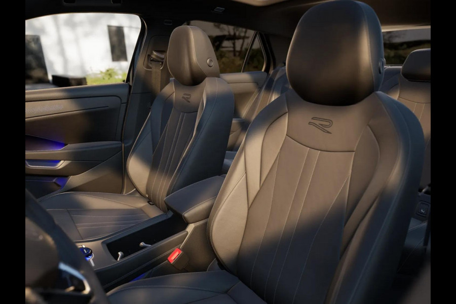 Volkswagen T-Roc R-Line First Edition 1.5 eTSI 110 kW / 150 PK SUV | Interieur Pakket leder 'Varenna' | Black Style Pakket | Panoramaschuif-kanteldak | Trekhaak | Koplampverlichting matrix-led (IQ.LIGHT) | Assistance Pakket | Elek. achterklep Volkswagen T-Roc R-Line First Edition 1.5 eTSI 110 kW / 150 PK SUV | Interieur Pakket leder 'Varenna' | Black Style Pakket | Panoramaschuif-kanteldak | Trekhaak | Koplampverlichting matrix-led (IQ.LIGHT) | Assistance Pakket | Elek. achterklep