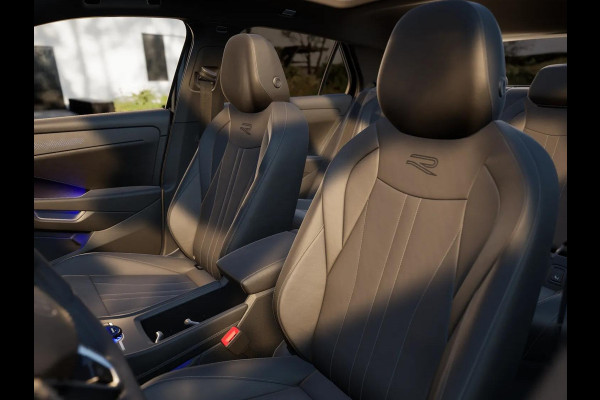 Volkswagen T-Roc R-Line First Edition 1.5 eTSI 110 kW / 150 PK SUV | Interieur Pakket leder 'Varenna' | Black Style Pakket | Panoramaschuif-kanteldak | Trekhaak | Koplampverlichting matrix-led (IQ.LIGHT) | Assistance Pakket | Elek. achterklep Volkswagen T-Roc R-Line First Edition 1.5 eTSI 110 kW / 150 PK SUV | Interieur Pakket leder 'Varenna' | Black Style Pakket | Panoramaschuif-kanteldak | Trekhaak | Koplampverlichting matrix-led (IQ.LIGHT) | Assistance Pakket | Elek. achterklep