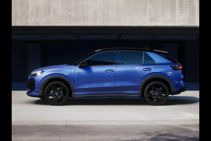 Volkswagen T-Roc R-Line First Edition 1.5 eTSI 110 kW / 150 PK SUV | Panoramaschuif-kanteldak | Assistance Pakket | Trekhaak | Black Style Pakket | Koplampverlichting matrix-led (IQ.LIGHT) | Elek. achterklep | Zwart dak Volkswagen T-Roc R-Line First Edition 1.5 eTSI 110 kW / 150 PK SUV | Panoramaschuif-kanteldak | Assistance Pakket | Trekhaak | Black Style Pakket | Koplampverlichting matrix-led (IQ.LIGHT) | Elek. achterklep | Zwart dak
