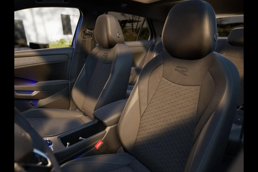 Volkswagen T-Roc R-Line First Edition 1.5 eTSI 110 kW / 150 PK SUV | Panoramaschuif-kanteldak | Assistance Pakket | Trekhaak | Black Style Pakket | Koplampverlichting matrix-led (IQ.LIGHT) | Elek. achterklep | Zwart dak Volkswagen T-Roc R-Line First Edition 1.5 eTSI 110 kW / 150 PK SUV | Panoramaschuif-kanteldak | Assistance Pakket | Trekhaak | Black Style Pakket | Koplampverlichting matrix-led (IQ.LIGHT) | Elek. achterklep | Zwart dak