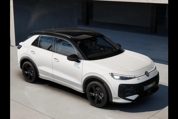 Volkswagen T-Roc R-Line First Edition 1.5 eTSI 110 kW / 150 PK SUV | Panoramaschuif-kanteldak | Assistance Pakket | Trekhaak | Black Style Pakket | Koplampverlichting matrix-led (IQ.LIGHT) | Elek. achterklep | Zwart dak Volkswagen T-Roc R-Line First Edition 1.5 eTSI 110 kW / 150 PK SUV | Panoramaschuif-kanteldak | Assistance Pakket | Trekhaak | Black Style Pakket | Koplampverlichting matrix-led (IQ.LIGHT) | Elek. achterklep | Zwart dak
