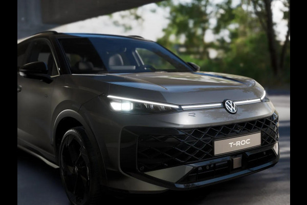 Volkswagen T-Roc R-Line First Edition 1.5 eTSI 110 kW / 150 PK SUV | Panoramaschuif-kanteldak | Assistance Pakket | Trekhaak | Black Style Pakket | Koplampverlichting matrix-led (IQ.LIGHT) | Elek. achterklep | Zwart dak Volkswagen T-Roc R-Line First Edition 1.5 eTSI 110 kW / 150 PK SUV | Panoramaschuif-kanteldak | Assistance Pakket | Trekhaak | Black Style Pakket | Koplampverlichting matrix-led (IQ.LIGHT) | Elek. achterklep | Zwart dak