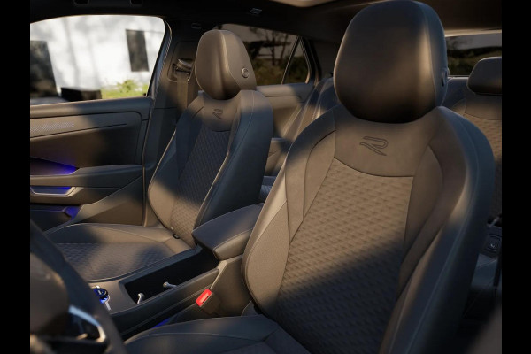 Volkswagen T-Roc R-Line First Edition 1.5 eTSI 110 kW / 150 PK SUV | Panoramaschuif-kanteldak | Assistance Pakket | Trekhaak | Black Style Pakket | Koplampverlichting matrix-led (IQ.LIGHT) | Elek. achterklep | Zwart dak Volkswagen T-Roc R-Line First Edition 1.5 eTSI 110 kW / 150 PK SUV | Panoramaschuif-kanteldak | Assistance Pakket | Trekhaak | Black Style Pakket | Koplampverlichting matrix-led (IQ.LIGHT) | Elek. achterklep | Zwart dak