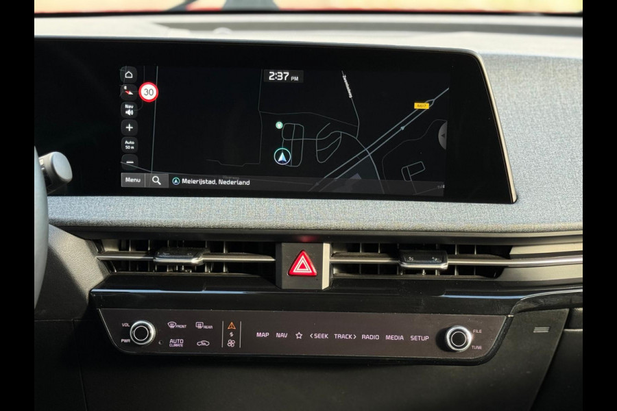 Kia Ev6 Air AUTOMAAT 58 kWh, 1 e eigenaar, SOH 96,3 %, achteruitrijcamera, luxe uitvoering,Origineel Nederlandse auto met nap Kia Ev6 Air AUTOMAAT 58 kWh, 1 e eigenaar, SOH 96,3 %, achteruitrijcamera, luxe uitvoering,Origineel Nederlandse auto met nap