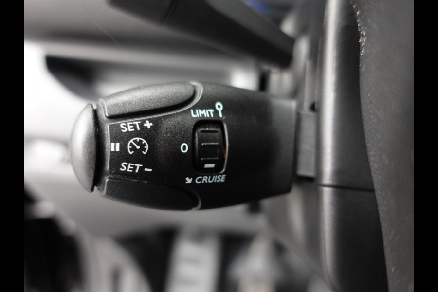 Peugeot Expert 100pk L2H1 Premium Apple Carplay / Android Auto Cruise control Airco DAB+ 3zits Lichtmetalen velgen Peugeot Expert 100pk L2H1 Premium Apple Carplay / Android Auto Cruise control Airco DAB+ 3zits Lichtmetalen velgen